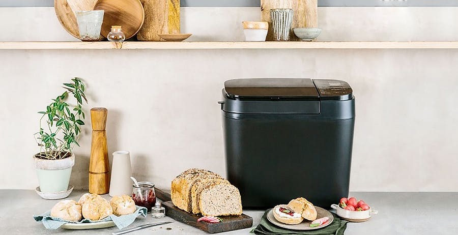 Tre nuove macchine per il pane da Panasonic con dispenser per il lievito e per gli ingredienti aggiuntivi