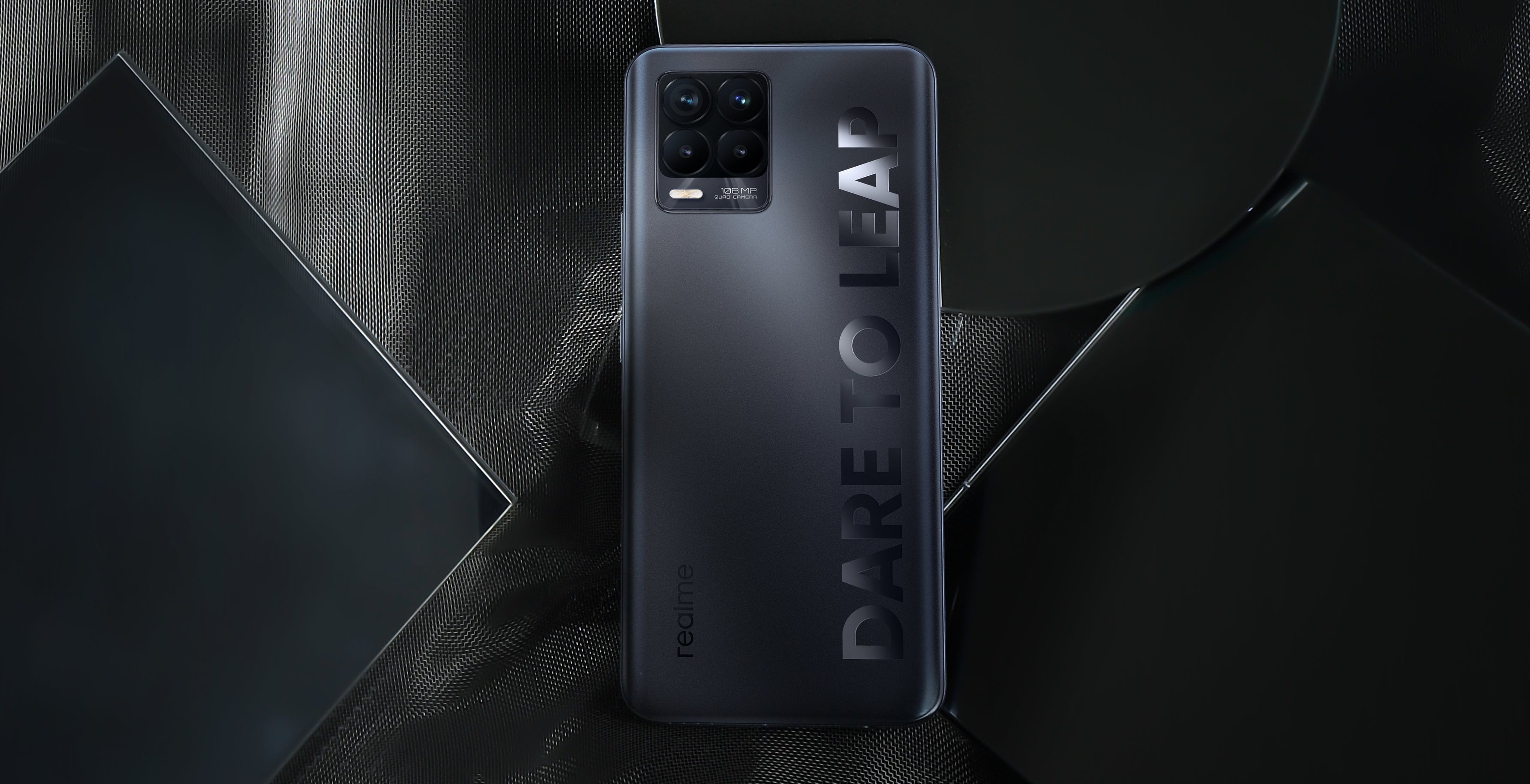 Realme 8 Pro, spendi poco per avere tanto. Inclusa una pacchiana scritta sul retro