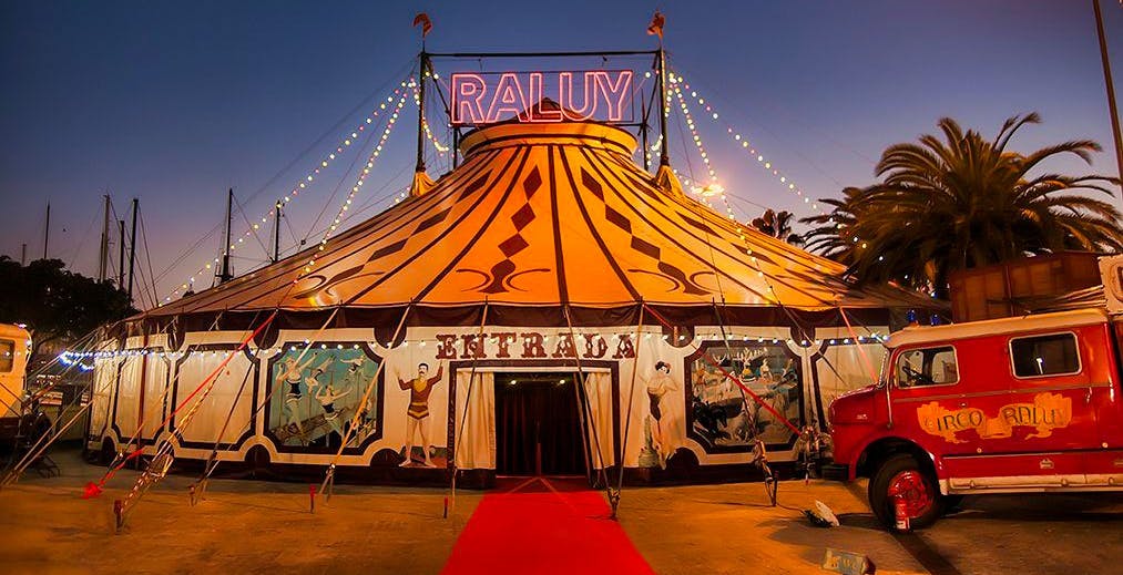 Al momento stai visualizzando Il circo dei diritti TV: mentre la Lega chiede a Sky di rivedere l’offerta, DAZN esagera: “Il 99% degli italiani ha la banda larga”