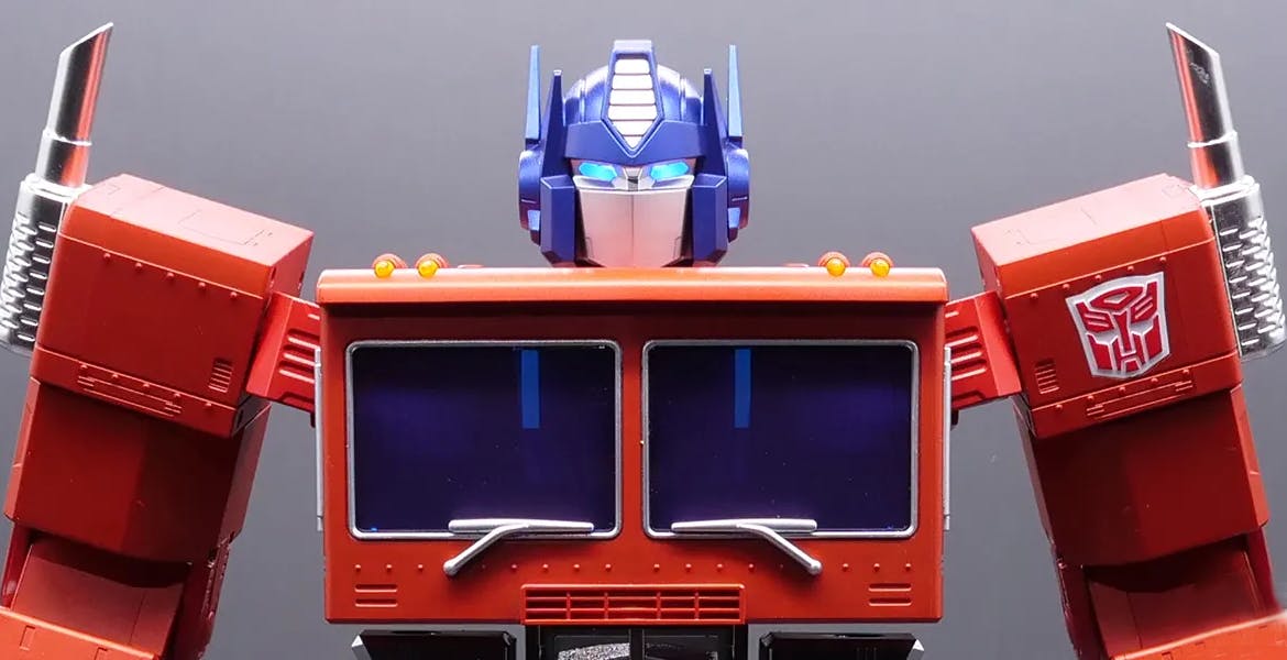Al momento stai visualizzando Hasbro ha creato un Optimus Prime giocattolo che si trasforma da solo