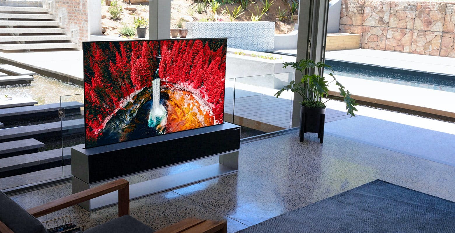 Il TV LG che si arrotola ora si può prenotare anche in Italia. Per il nuovo modello 2021 servono 100.000 euro