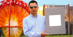 Scopri di più sull'articolo Hanno inventato una vernice che raffredda le superfici. E’ ultra-bianca, e sarà un’arma contro il riscaldamento globale