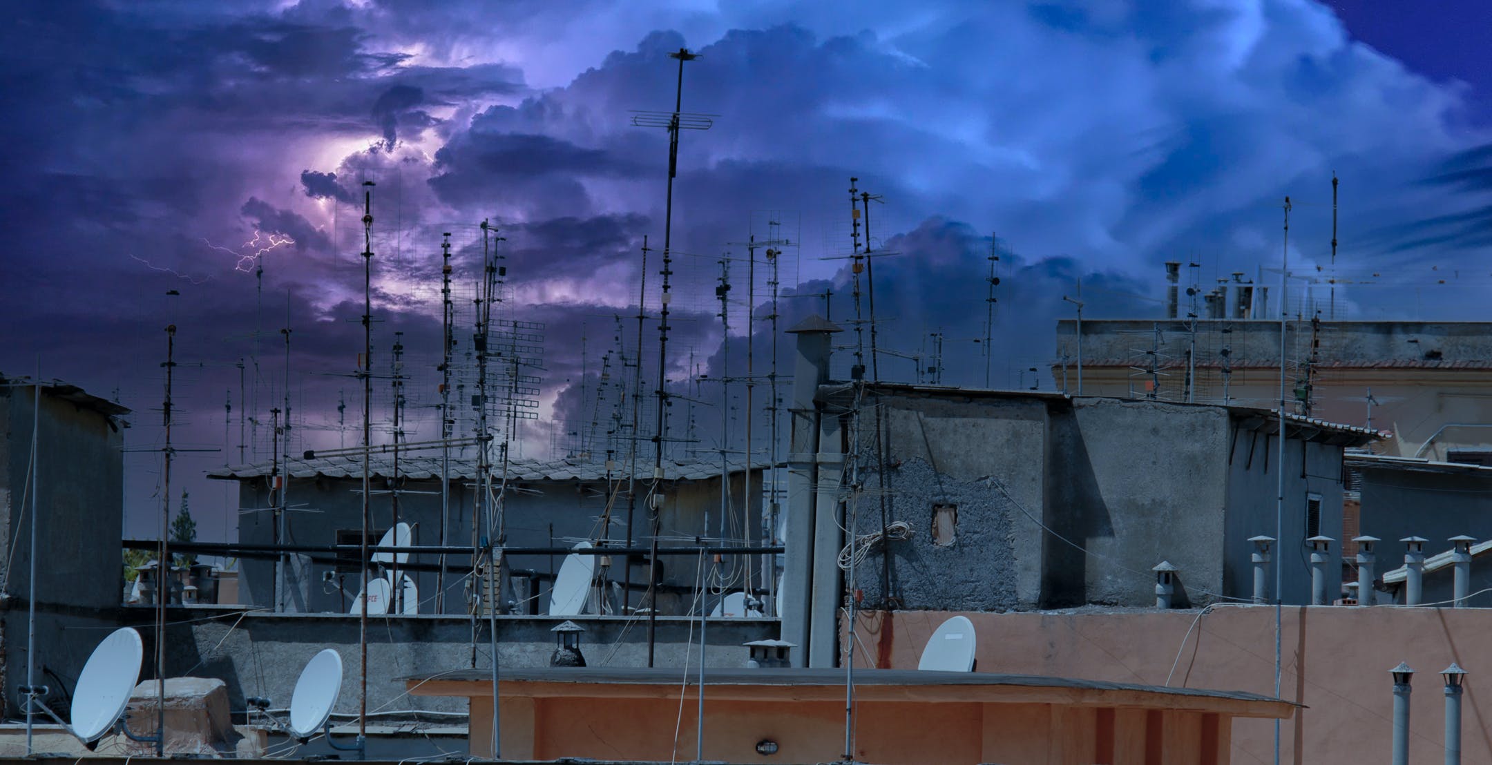 Al momento stai visualizzando Le sette “perturbazioni” in arrivo sul mercato TV: allerta rossa per fine estate