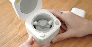 Scopri di più sull'articolo Su Kickstarter si può comprare una mini-lavatrice per pulire gli auricolari wireless