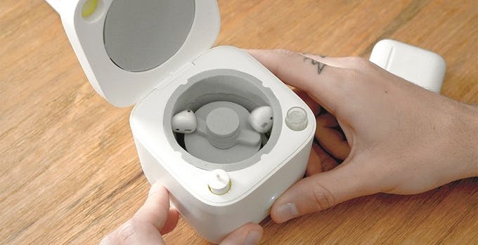 Al momento stai visualizzando Su Kickstarter si può comprare una mini-lavatrice per pulire gli auricolari wireless