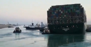 Scopri di più sull'articolo La Ever Given torna a galleggiare: disincagliata la poppa. Il traffico marittimo non è ancora ripreso