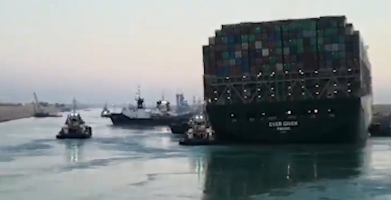 Al momento stai visualizzando La Ever Given torna a galleggiare: disincagliata la poppa. Il traffico marittimo non è ancora ripreso