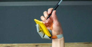 Scopri di più sull'articolo Ecco il terzo pollice: senza fili e guidato dal cervello, servirà per per le protesi e i potenziamenti del futuro