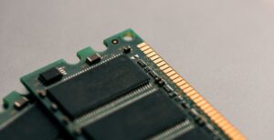 Scopri di più sull'articolo Samsung, SK Hynix e Micron Technology accusate di gonfiare i prezzi delle memorie. Istruita una nuova class action