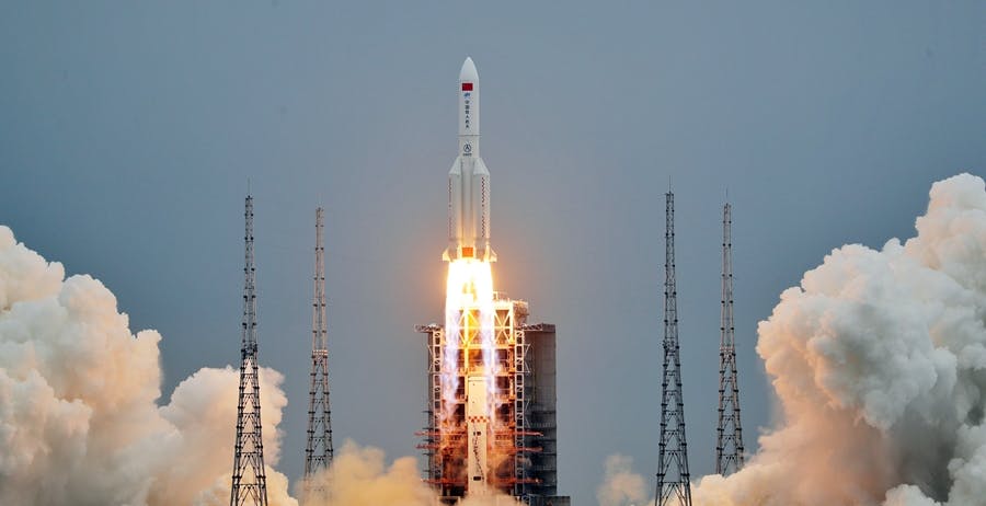 Al momento stai visualizzando Lo stadio fuori controllo del razzo cinese cadrà sulla Terra intorno al 9 maggio, ma nessuno sa dove