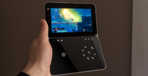 Scopri di più sull'articolo Surface Duo, nuova vita. Diventa una Xbox portatile per il gioco in streaming