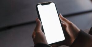 Scopri di più sull'articolo La modalità notte degli smartphone serve davvero a dormire meglio? Uno studio dice di no
