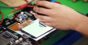 Scopri di più sull'articolo iFixit bastona Samsung: “Aveva promesso dispositivi riparabili, riutilizzabili e aperti. Poi ci ha ripensato”