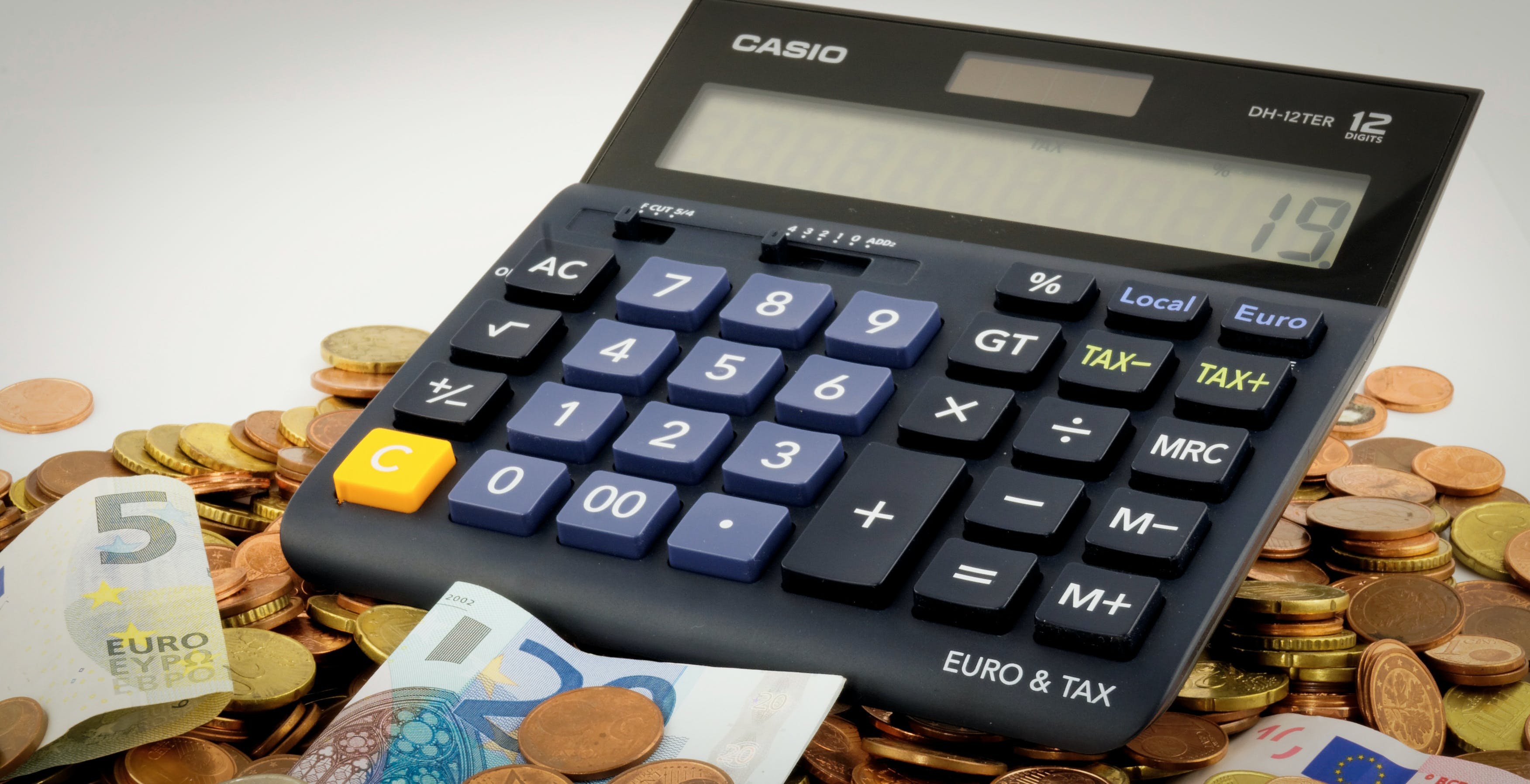 Amazon non paga le tasse in Europa. Anzi ne paga 234 milioni solo in Italia. Due bugie non fanno una verità