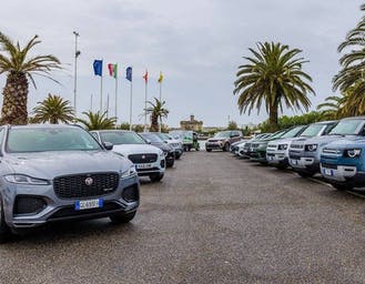 Al momento stai visualizzando Un giorno con Jaguar Land Rover: tutta la gamma punta su ibrido plug-in e tecnologia a bordo