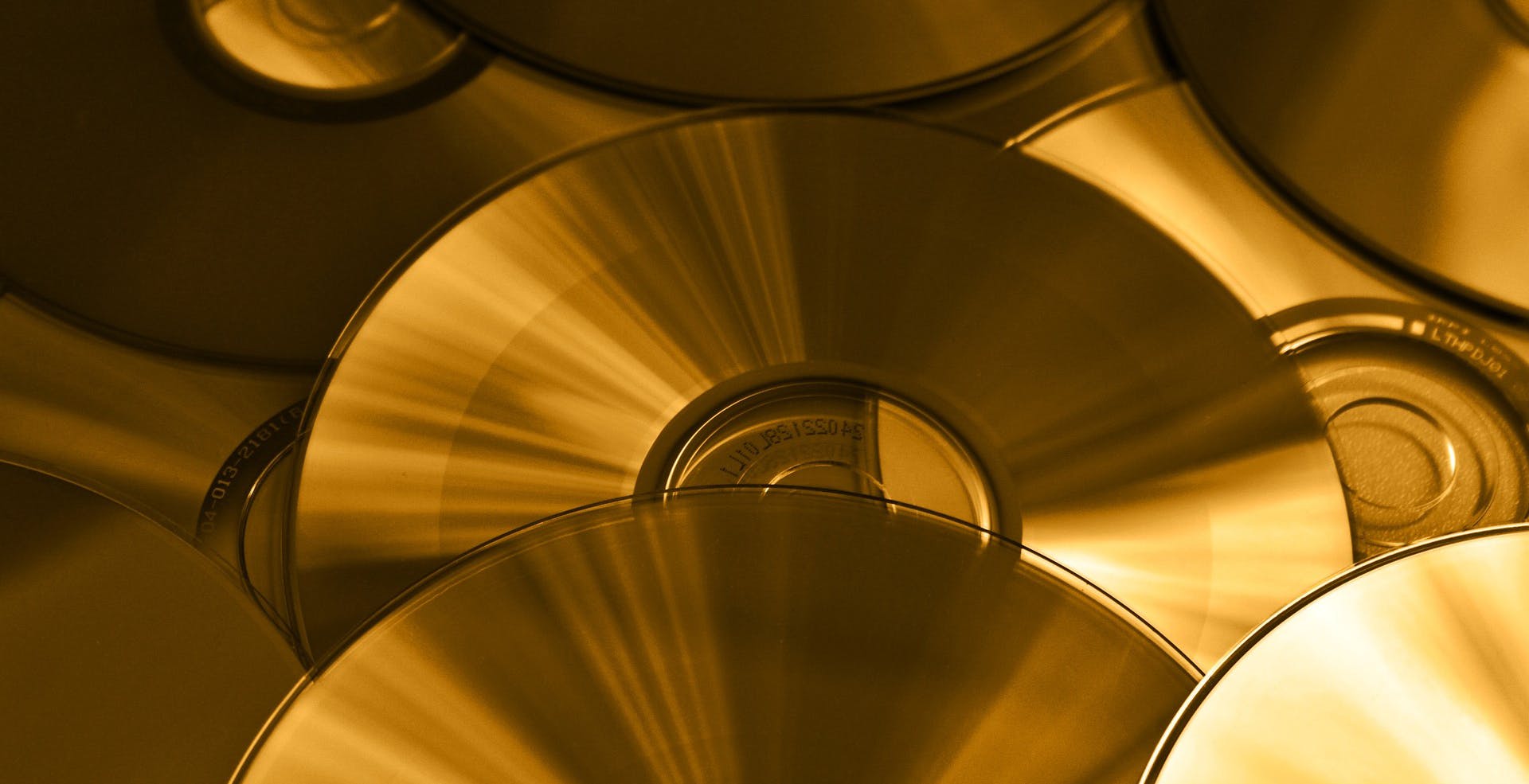 Al momento stai visualizzando Con un nuovo nanomateriale si potrebbe ottenere un disco ottico da 700 TB.  L’equivalente di 28.000 Blu-ray