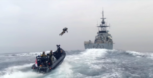 Scopri di più sull'articolo L’assalto ai pirati del mare arriva dal cielo. Pronte le tute stile Iron Man per la marina britannica