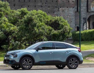 Al momento stai visualizzando Alla guida di Citroën ë-C4 nel centro storico: la prova delle sospensioni con effetto “tappeto volante”