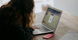 Scopri di più sull'articolo Controllare SMS ed email con l’IA per contrastare la pedopornografia: approvata la proposta europea