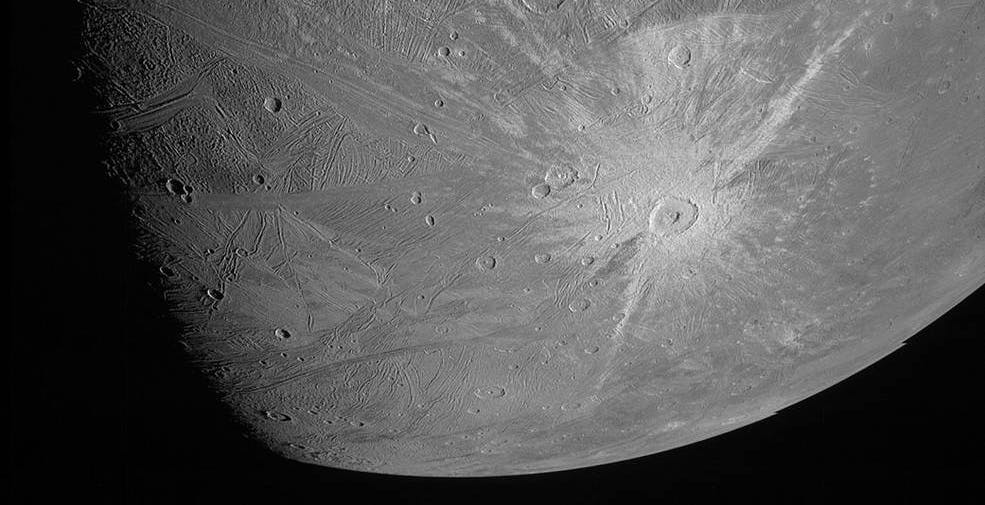 Ecco le prime foto da 20 anni a questa parte di Ganimede, la luna gigante di Giove