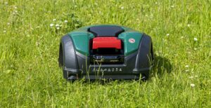 Scopri di più sull'articolo Robomow RK2000: abbiamo provato un robot tagliaerba e ha funzionato a meraviglia