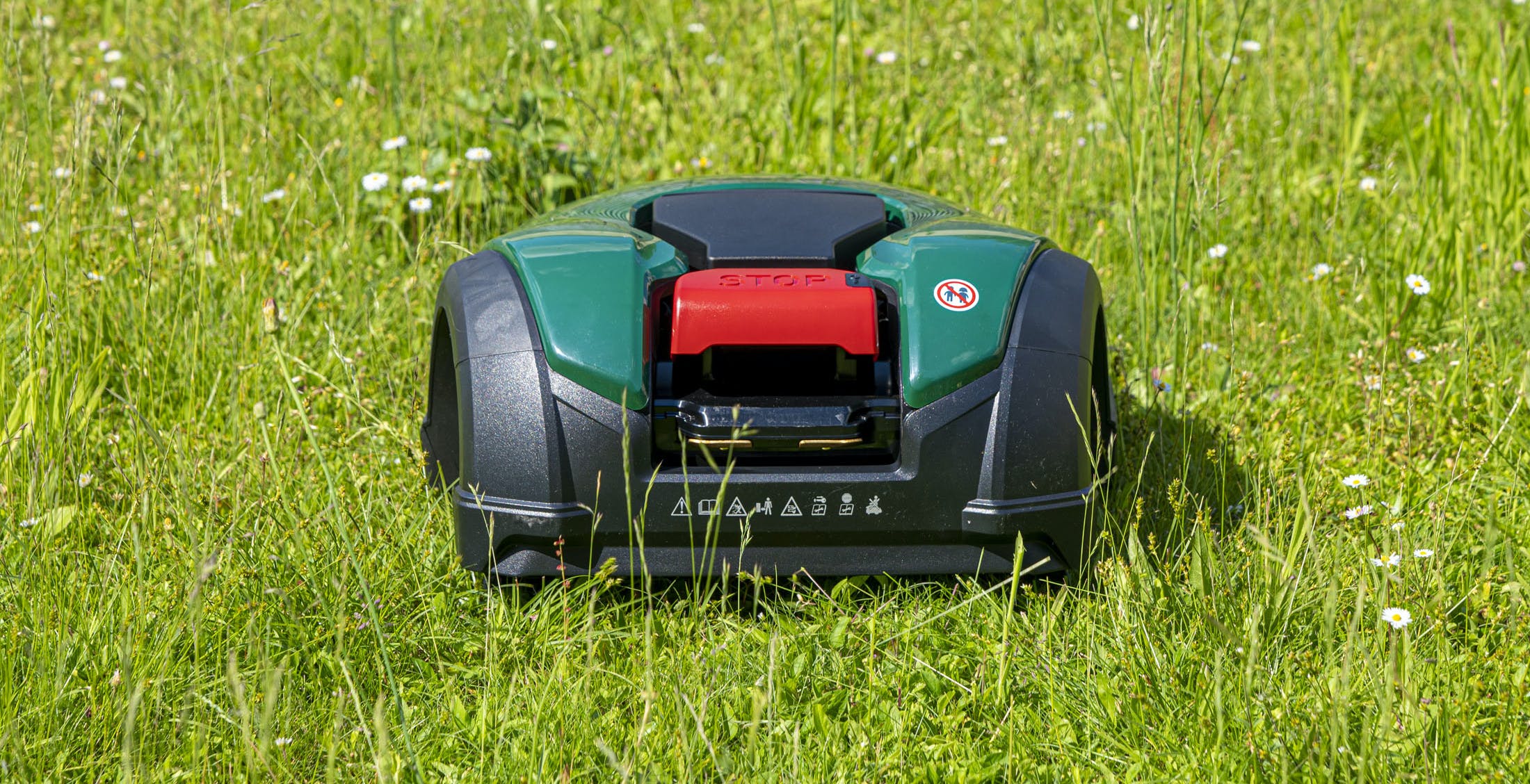 Al momento stai visualizzando Robomow RK2000: abbiamo provato un robot tagliaerba e ha funzionato a meraviglia