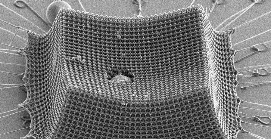 Un nuovo nanomateriale si candida ad assorbire gli impatti meglio dell'acciaio e del Kevlar