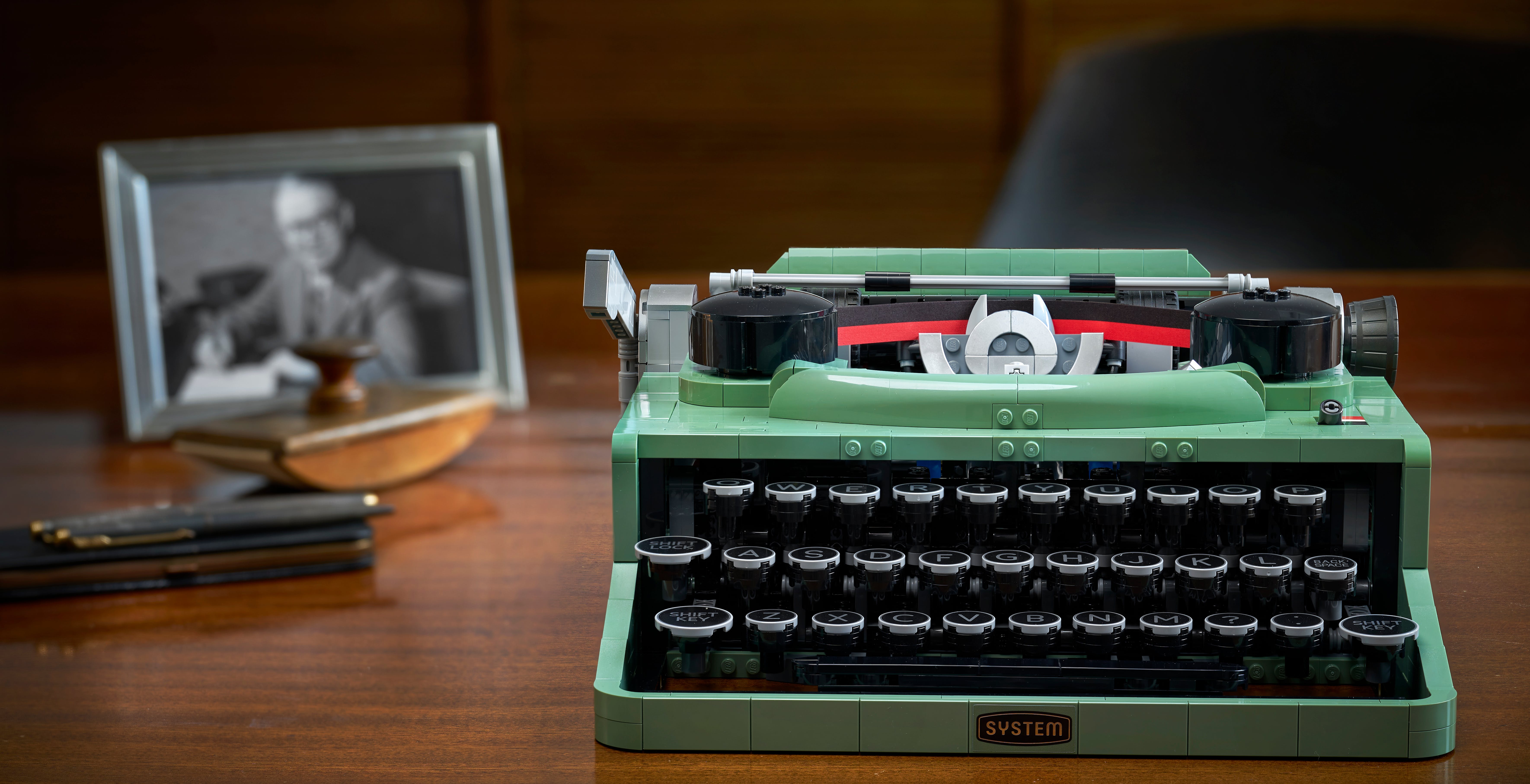 La macchina da scrivere Lego è un capolavoro: si monta e scrive davvero