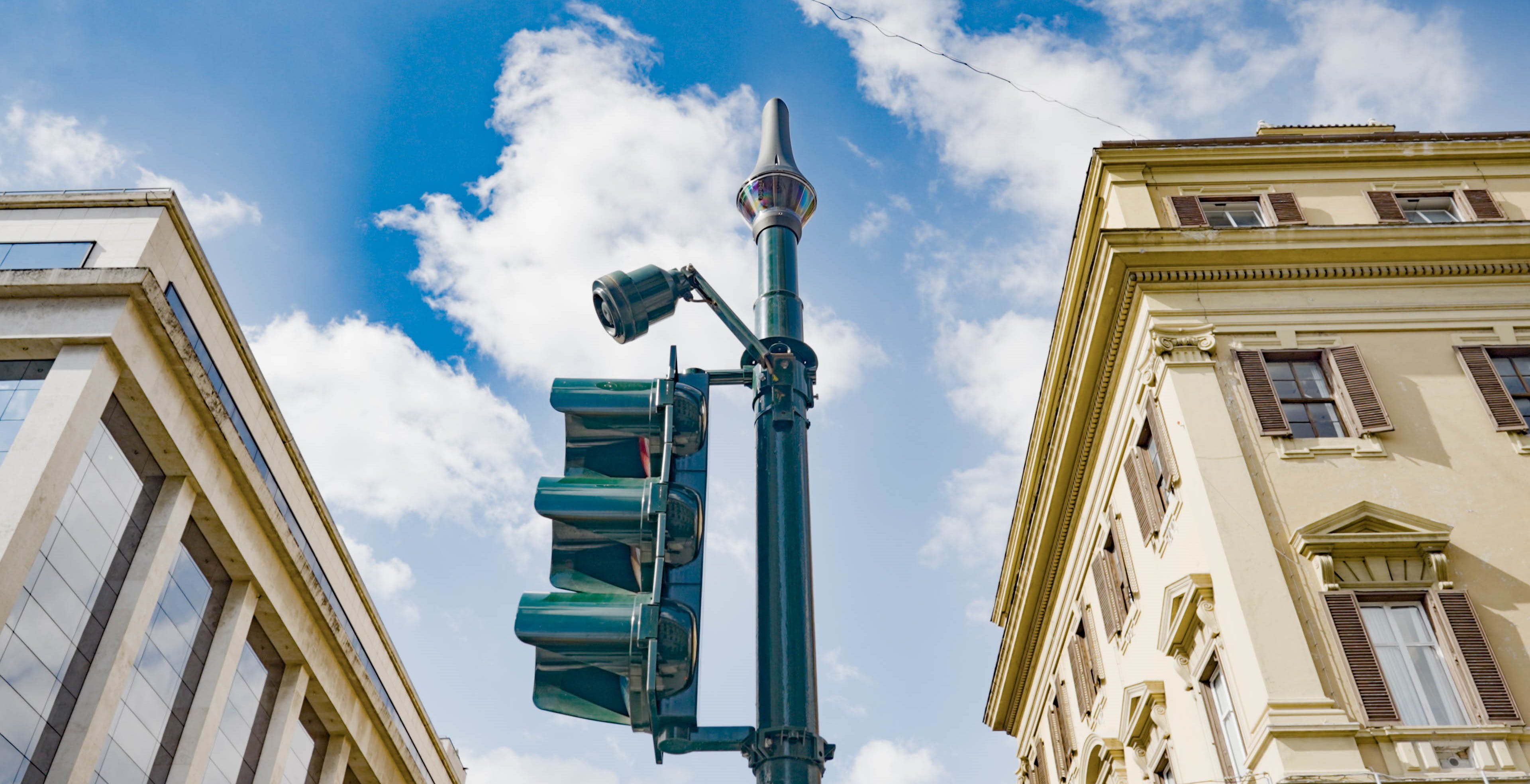 Al momento stai visualizzando Il nuovo sensore Sony finisce su alcuni semafori di Roma: troverà i parcheggi liberi e velocizzerà il traffico