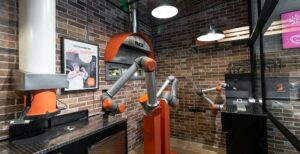 Scopri di più sull'articolo Ecco la pizzeria automatizzata dove fanno tutto i robot: cassieri, pizzaioli e camerieri