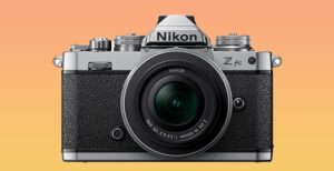 Scopri di più sull'articolo Nikon Z fc è la mirrorless che si rifà alle linee del passato. Tornano le macchine con le ghiere