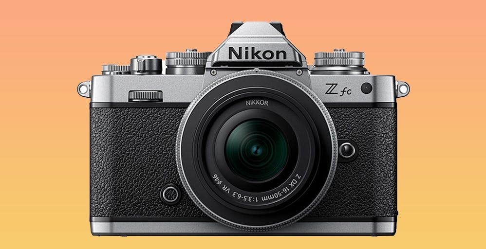 Scopri di più sull'articolo Nikon Z fc è la mirrorless che si rifà alle linee del passato. Tornano le macchine con le ghiere