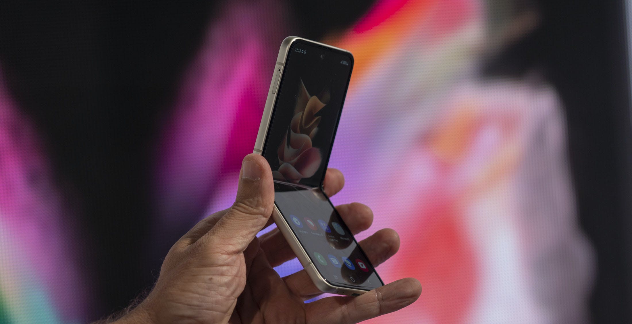 Galaxy Z Flip3 5G ufficiale: più robusto, waterproof e con un prezzo non impossibile