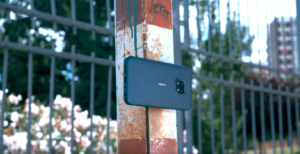 Scopri di più sull'articolo Questo è Roberto Carlos che prende a pallonate il nuovo XR20. Nokia assicura che è indistruttibile