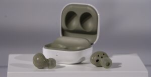 Scopri di più sull'articolo Galaxy Buds 2, gli auricolari che usano il machine learning per cancellare il rumore ambientale