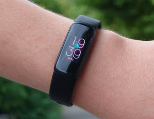 Scopri di più sull'articolo Fitbit Luxe, recensione. Lo smartwatch “invisibile” con un prezzo un po’ ingombrante