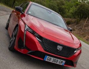 Scopri di più sull'articolo Pronta a tutto: al volante della nuova Peugeot 308 ibrida plug-in. L’infotainment finalmente svolta