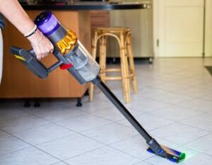 Scopri di più sull'articolo Dyson V15 Detect alla prova: il SUV top di gamma degli aspirapolvere a colpi di laser e sensore piezo