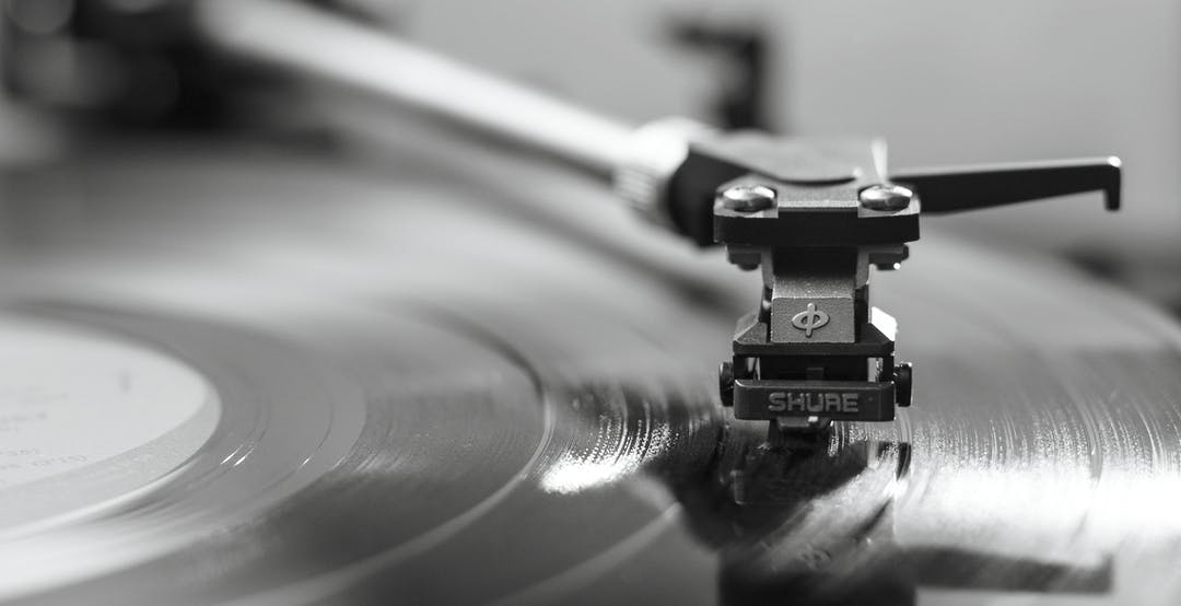 Dati FIMI 2021: lo streaming di musica a pagamento cresce del 41%. Vinile super