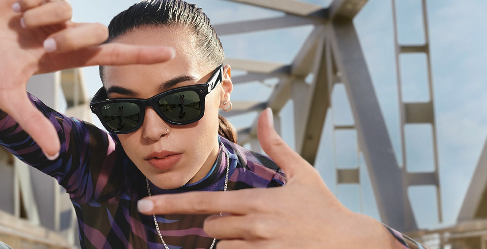 Ecco Ray-Ban Stories: gli occhiali smart di Facebook che catturano foto, video e funzionano da auricolari