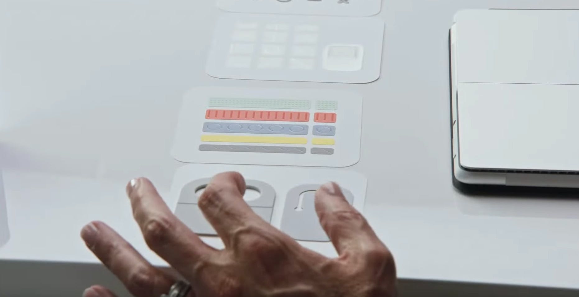 Al momento stai visualizzando Surface Adaptive Kit aiuta le persone con disabilità a usare più facilmente i laptop di Microsoft