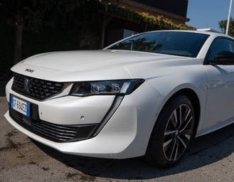 Al momento stai visualizzando 3000 km con la Peugeot 508 ibrida plug-in: grande come una berlina, sportiva come una coupé, riposante come un’elettrica