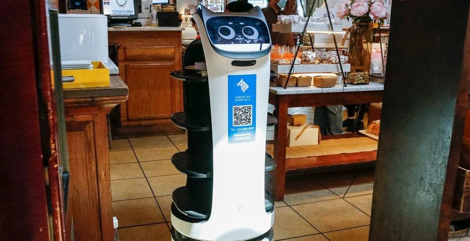 Al momento stai visualizzando Un ristorante in Texas ha “assunto” dei robot-camerieri perché non trovava personale