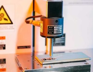 Scopri di più sull'articolo Cadute su carta vetrata, test SAR per il 5G e bagni di sale. Come viene torturato un Reno 6 prima di arrivare sul mercato