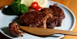 Scopri di più sull'articolo Un coltello di legno tagliente più dell’acciaio? Si può fare!