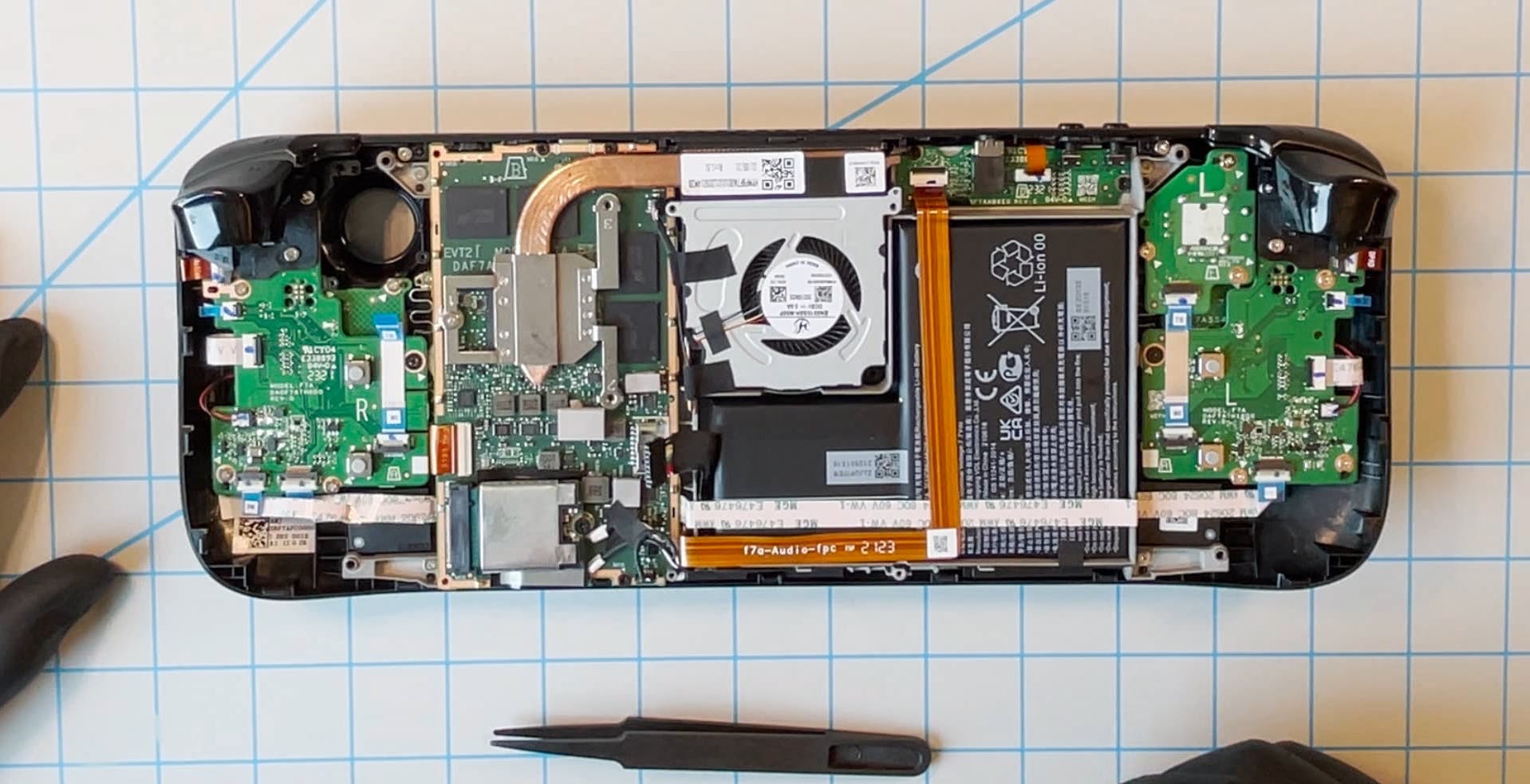 Al momento stai visualizzando Valve ha spiegato come aprire uno Steam Deck (consigliando di non farlo)