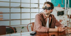 Scopri di più sull'articolo HTC Vive Flow è il visore VR per introdurre alla realtà virtuale ed è senza batteria