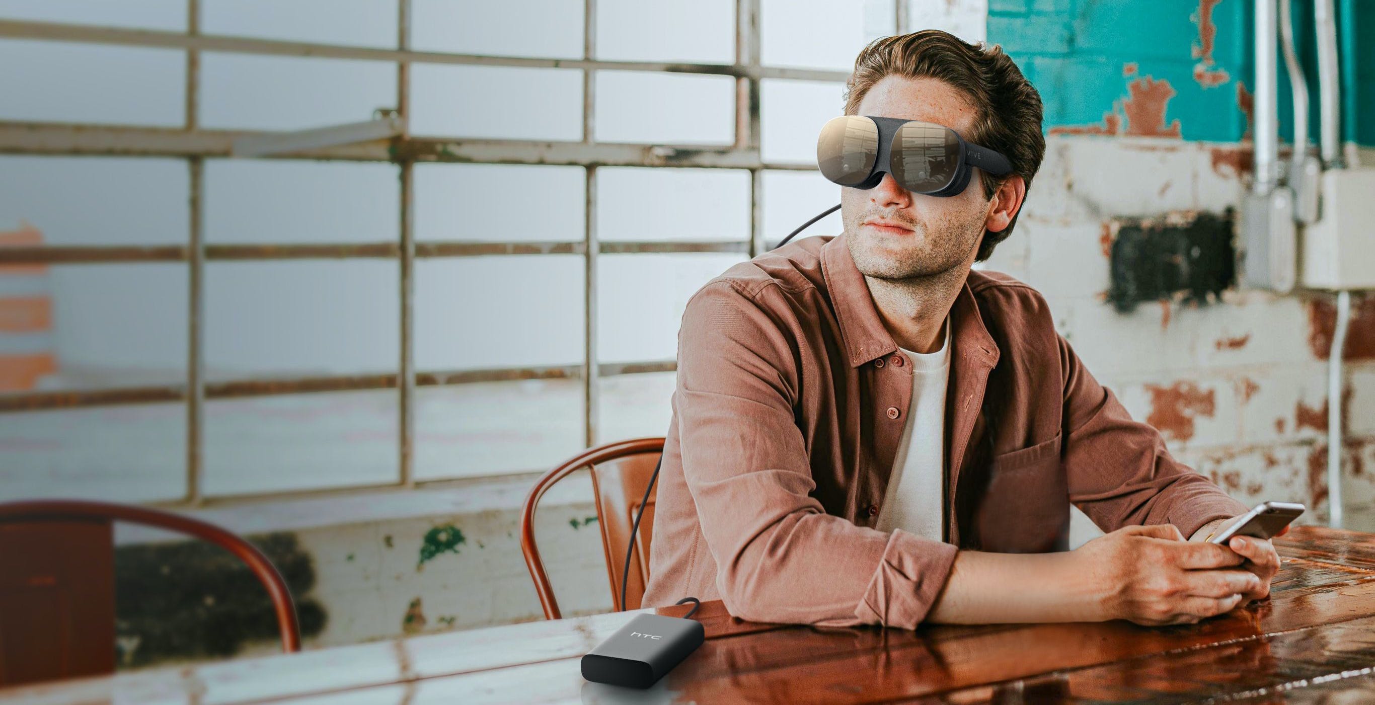 Al momento stai visualizzando HTC Vive Flow è il visore VR per introdurre alla realtà virtuale ed è senza batteria