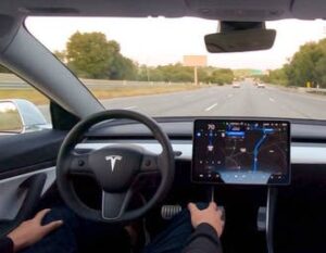 Scopri di più sull'articolo Tesla pronta a concedere la sua tecnologia di guida autonoma ad altri produttori. Ma i clienti paganti non l’hanno ancora ricevuta