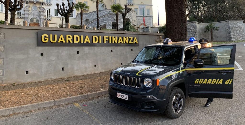 Denunciato “nonno IPTV”: a 70 anni gestiva 1800 abbonamenti irregolari. Nella rete anche i clienti, rintracciati mediante indagini bancarie 